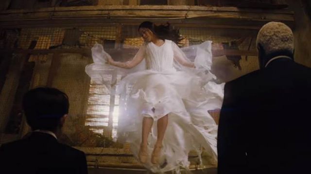 La robe blanche de Hong Chau (Fairy) dans Ar­te­mis Fowl
