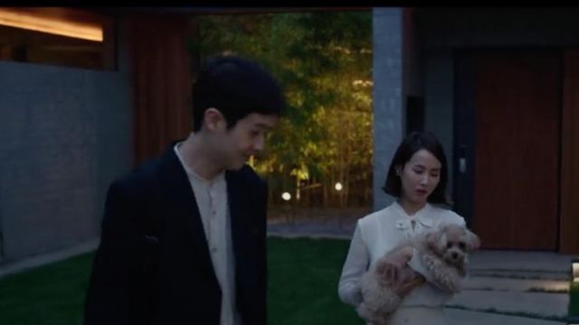 The white shirt long sleeves with crew neck node Yeon-Kyo, the wife of Mr. Park (Cho Yeo-jeong) in Parasite