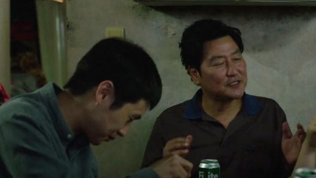 Le t-shirt polo manches longues violet porté par Ki-taek, le père (Kang-ho Song) dans Parasite