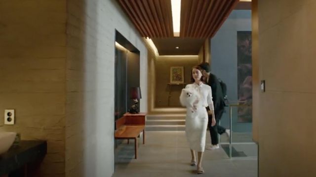 La jupe crayon mi-longue blanche portée par Yeon-Kyo, la femme de Mr. Park (Jo Yeo-jeong) dans Parasite