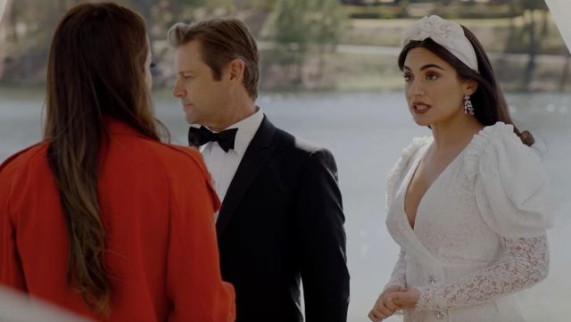 la robe blanche de mariage Alessandra Rich portée par Cristal Jennings (Ana Brenda Contreras) dans Dynastie (S02E22)