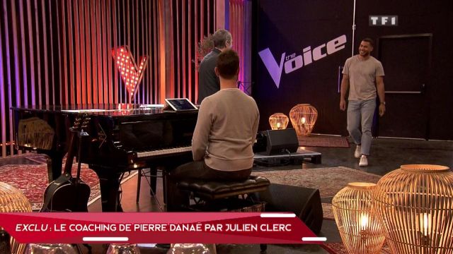 The lamps in rattan in the studio coaching The Voice : the most beautiful voice