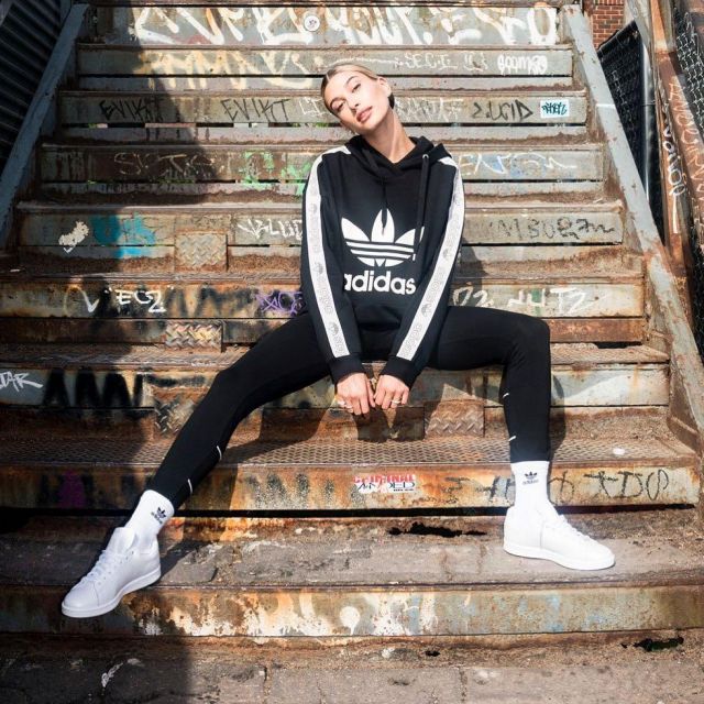 Le sweatshirt Adidas noir de Hailey Baldwin sur son compte Instagram @haileybieber