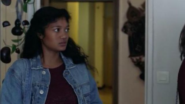 La veste en jean bleu porté par Izia (Lily Nambininsoa) dans Clem (S09E04)