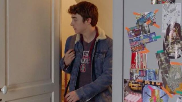 La veste en jean bleu avec col en moumoute de Valentin Brimont (Thomas Chomel) dans Clem (S09E04)