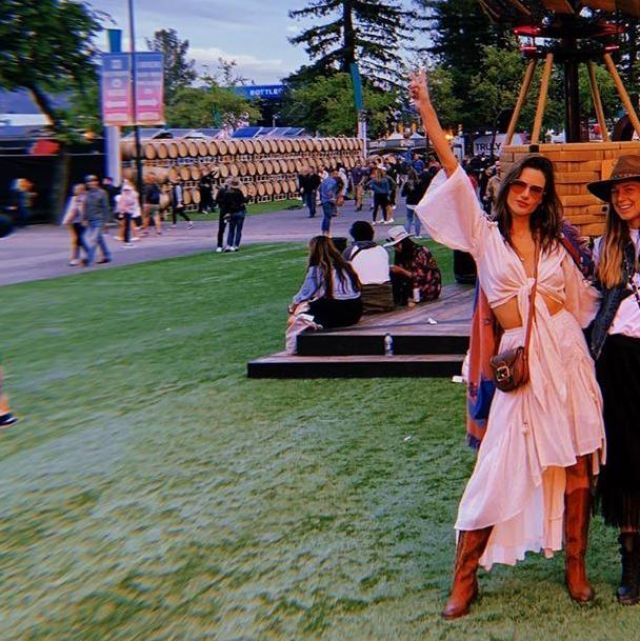 Le crop top rose à nouer de Alessandra Ambrosio sur son compte Instagram @alessandraambrosio
