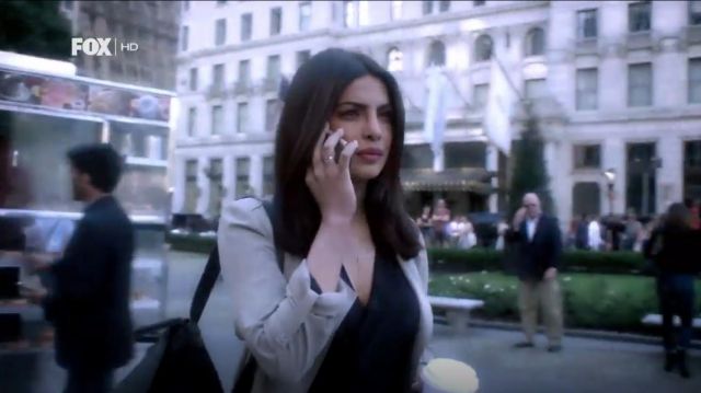 L'Agence Gia Long Manches Soie Chemisier porté par Alex Parrish (Priyanka Chopra) à Quantico (S02E01)