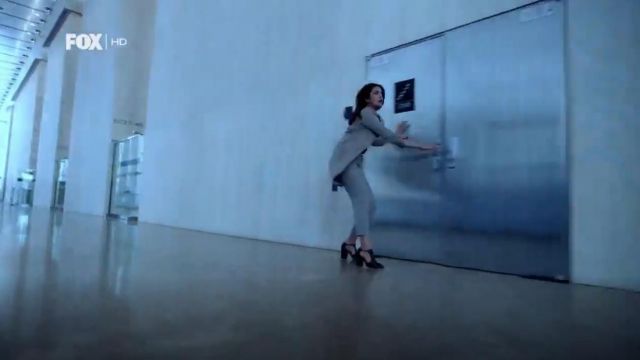 Bettye Muller Karns T Strap Bootie usado por Alex Parrish (Priyanka Chopra) en Quantico (S02E01)