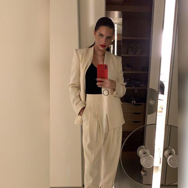 The blazer beige of Adriana Lima on the account instagram of @adrianalima