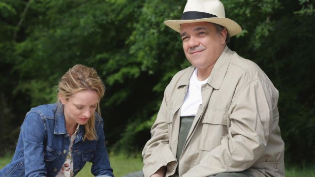 Le chapeau de paille à ruban noir de André Rossi (Didier Bourdon) dans Beaux-parents