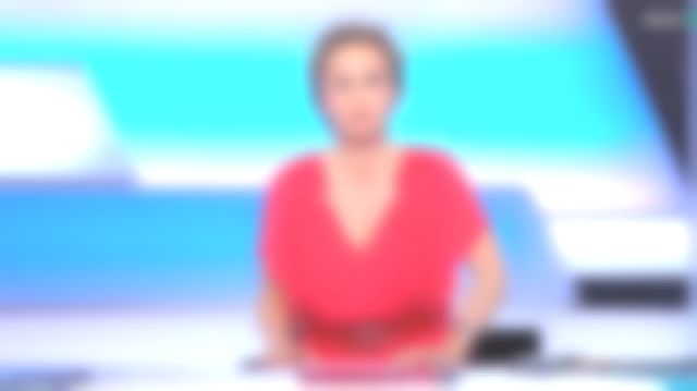 El vestido de seda suelto y largo y delicadamente plisado de Caroline Roux en C dans l'air el 28.05.2019