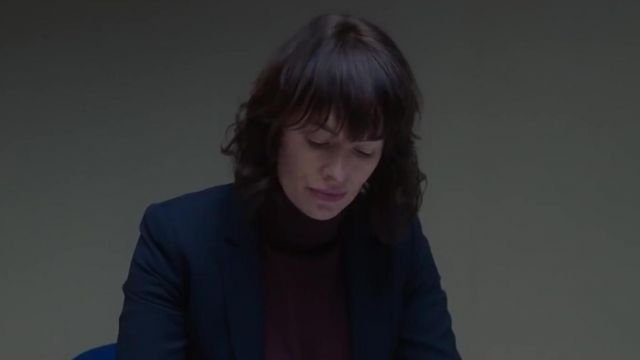 The navy blue blazer worn by Wendy (Lena Headey) in the trailer of the movie The Flood