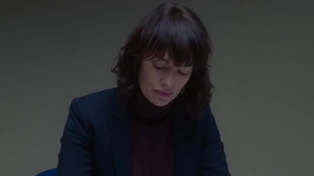 The turtleneck bordeaux worn by Wendy (Lena Headey) in the trailer of the movie The Flood