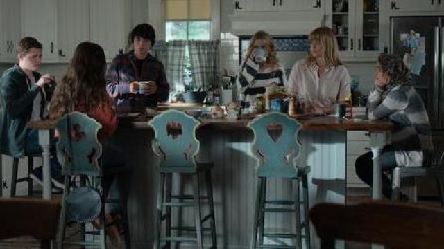El suéter blanco y negro con grandes rayas de Allie Pressman (Kathryn Newton) en la serie The Society (Temporada 1 Episodio 2)