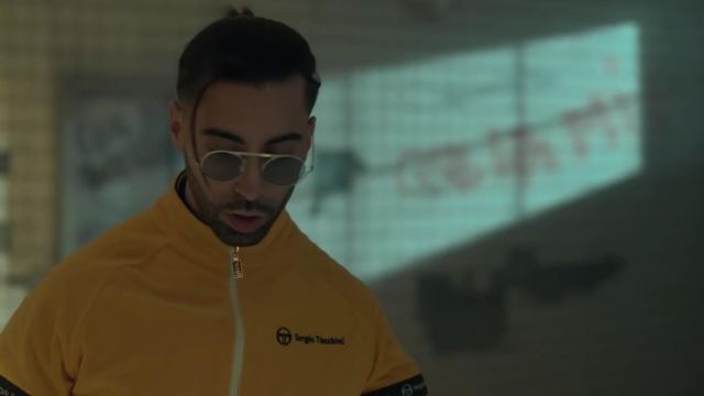 La veste Sergio Tacchini jaune portée par Ademo dans le clip Au DD de PNL