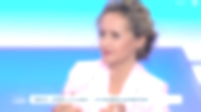 Chaqueta blazer rosa pálido de Caroline Roux con doble botón en C dans l'air el 29.05.2019