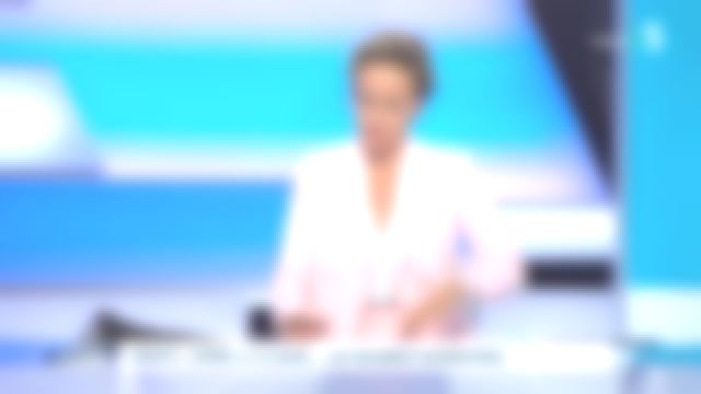 La blouse imprimée de Caroline Roux dans C dans l'air du 29/05/2019