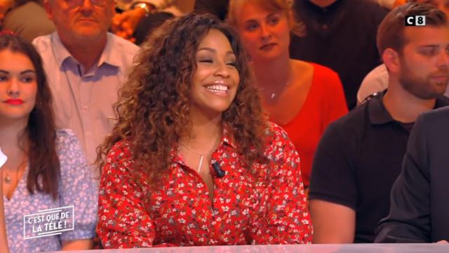 The Dress skater red floral print and ruffles of Ludivine Rétory in It is that of the tv !