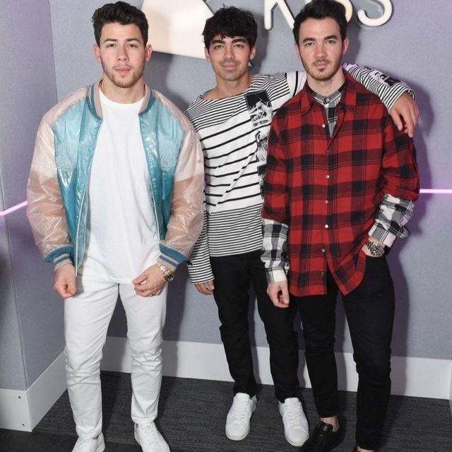 J de la Marque Tyler Slim Fit Pantalon En Whitman porté par Nick Jonas à Londres le 29 Mai 2019
