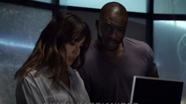 Belle Dahl Split Back Button Down in Silver Fog usado por Daisy 'Skye' Johnson (Chloe Bennet) en Marvel's Agents of S.H.I.E.L.D. (S02E04)