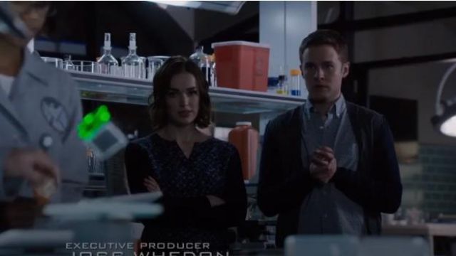 J Équipage à Deux Tons Jacquard Shirt Délavé Indigo porté par Leo Fitz (Iain De Caestecker) dans Marvel Agents of S. H. I. E. L. D. (S02E16)