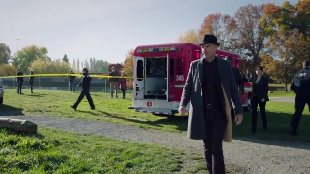 Sombrero de fieltro negro usado por el detective Tom Hackett (Paul Blackthorne) como se ve en The InBetween (tráiler de la temporada 1)
