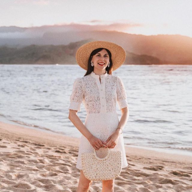 The small woven basket with white worn by blogger Daphne Moreau's blog ModeAndTheCity on vacation to Kauaï