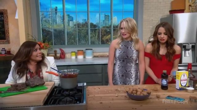 Jonathan Simkhai Pointelle Robe portée par Sofia Rodriguez (Aimee Carrero) chez les Jeunes Et de la Faim (S03E06)