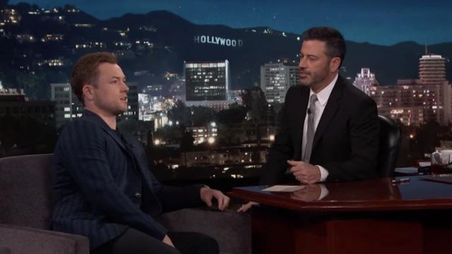 La veste de costume bleue à empiécements portée par Taron Egerton sur le plateau de Jimmy Kimmel Live pour le film Rocketman en Mai 2019