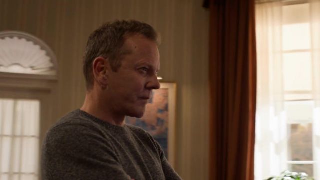 Pull gris porté par Tom Kirkman (Kiefer Sutherland) comme on le voit dans les Survivant (Saison 3)