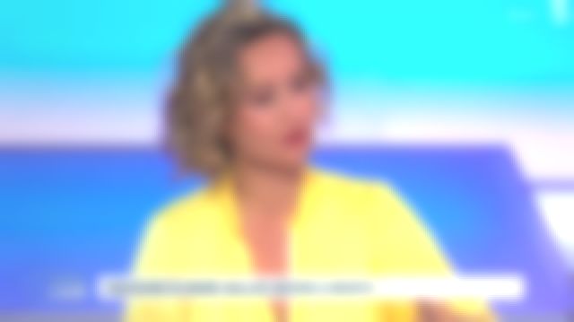 La tunique en satin jaune vif manches longues, col mao, encolure boutonnée de Caroline Roux dans C dans l'air le 03.06.2019