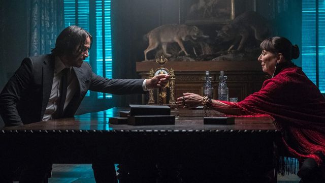 The shawl red tassels of The Director (Anjelica Huston) in John Wick: Chapter 3 - Parabellum