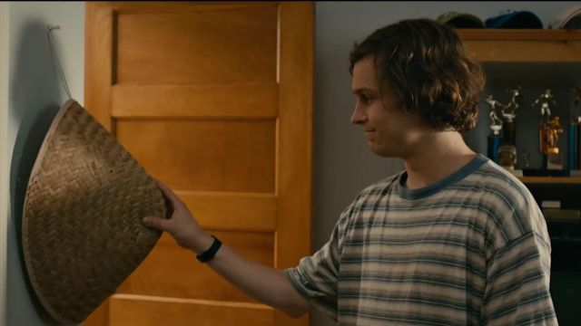 Stripe T-Shirt porté par Philip (Logan Miller) Frank