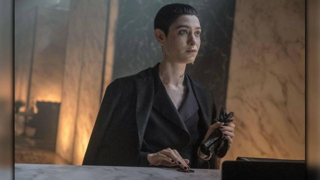 The black gloves worn by The Adjudicator (Asia Kate Dillon) in John Wick : Parabellum
