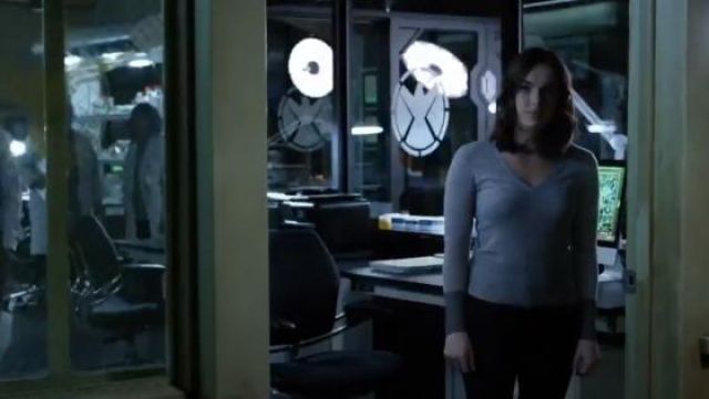 Rag & Bone Jessica Merino Wool V-Neck Sweater usado por Jemma Simmons (Elizabeth Henstridge) en Marvel's Agents of S.H.I.E.L.D. (S03E09)