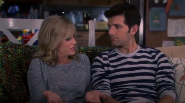 Suéter Theory Jove usado por Ben Wyatt (Adam Scott) en Parques y Recreación (S07E01)
