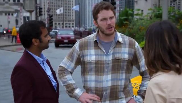 La chance de Marque Triton Workwear Shirt porté par Andy Dwyer (Chris Pratt) dans les Parcs et les Loisirs (S07E02)