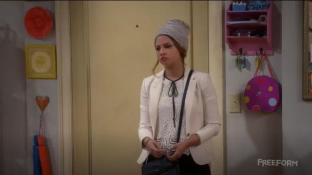 Vince Camuto de Cou Cravate de Dentelle Shell porté par Sofia Rodriguez (Aimee Carrero) chez les Jeunes & de la Faim (S04E09)