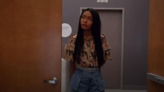 Burberry Off-the-shoulder Framed Heads Print Cotton Top worn by Zoey  Johnson (Yara Shahidi) in grown-ish (S01E03) | Spotern