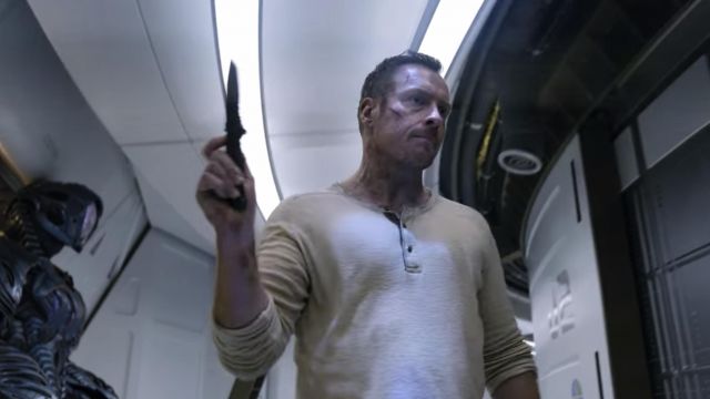 The knife of John Robinson (Toby Stephens) in Lost In space (S01E03)