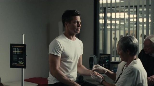 Blanc T-shirt porté par Roy McBride (Brad Pitt) dans Ad Astra