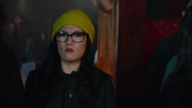 Le bonnet jaune de Sasha (Ali Wong) dans Always Be My Maybe