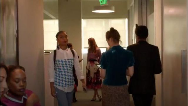 Taille haute Culotte avec le Coeur Appliques Jeans portés par Zoey Johnson (Yara Shahidi) adultes-ish (Season01 Episode08)