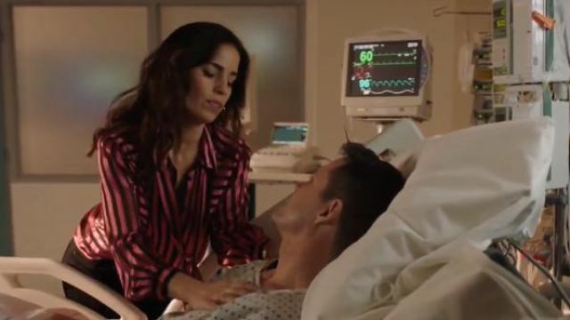 Noir et Rose Rayé Blouse porté par Susan Sampson (Ana Ortiz) dans le Whisky Cavalier (Season01 Episode13)
