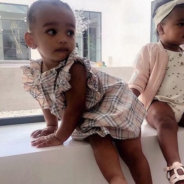 The dress Burberry Chicago Kardashian West on the account instagram of @kimkardashian