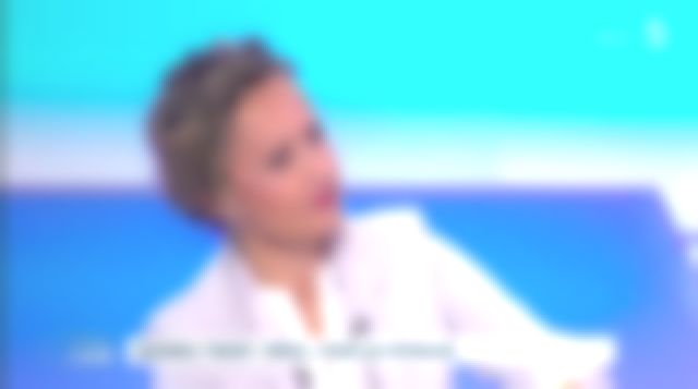 La veste coupe droite, col haut découpé, poignets frangés de Caroline Roux dans C dans l'air