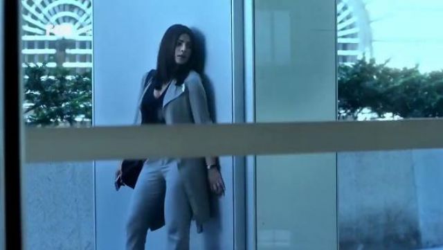 L'Agence Gia Long Manches Soie Chemisier porté par Alex Parrish (Priyanka Chopra) à Quantico (S02E01)