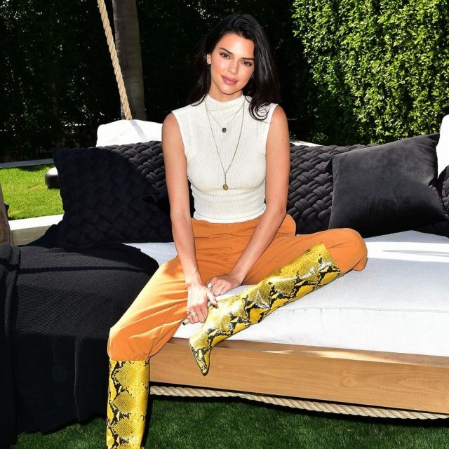 Les bottes à talons effet python de Kendall Jenner lors du Moon' Oral Care Collection Launch en avril 2019
