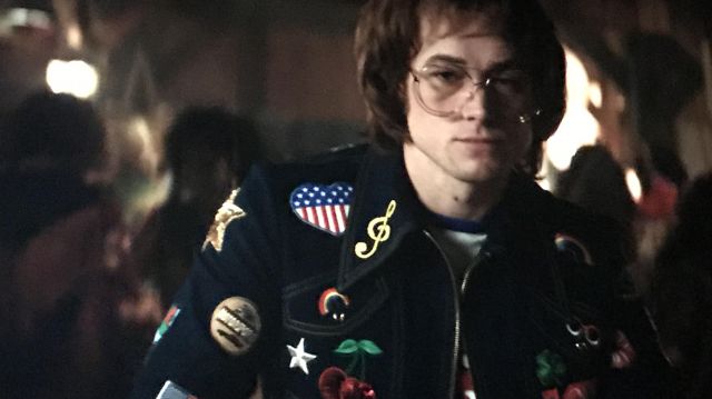 La veste zippée à patch portée par Elton John (Taron Egerton) dans Rocketman