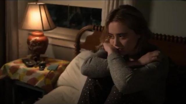Pantalones de pijama black star print usados por Allie Pressman (Kathryn Newton) en The Society (Temporada01 Episodio06)